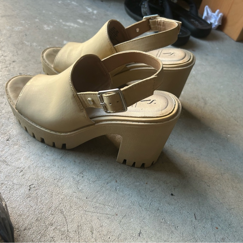 women's shoe heels sandals cream/ gold/ champenge heel with cushioned foot bed 7